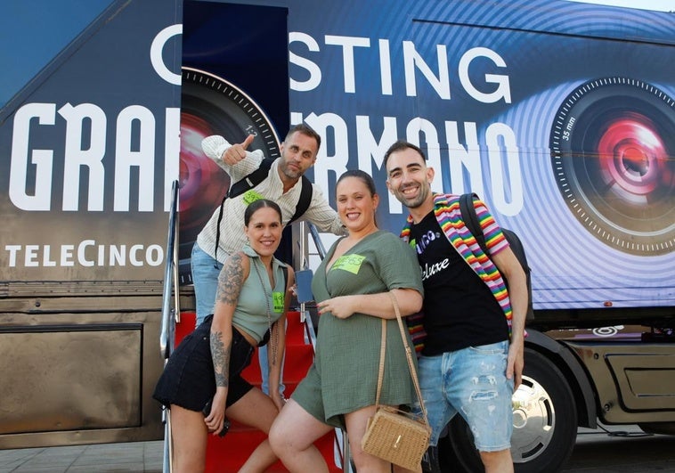 Primeros aspirantes antes de entrar en el trailer del casting Gran Hermano en la Plaza Mayor de Cáceres.