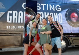 Primeros aspirantes antes de entrar en el trailer del casting Gran Hermano en la Plaza Mayor de Cáceres.