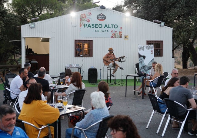 El chiringuito del Paseo Alto ofrece música en directo todos los jueves.