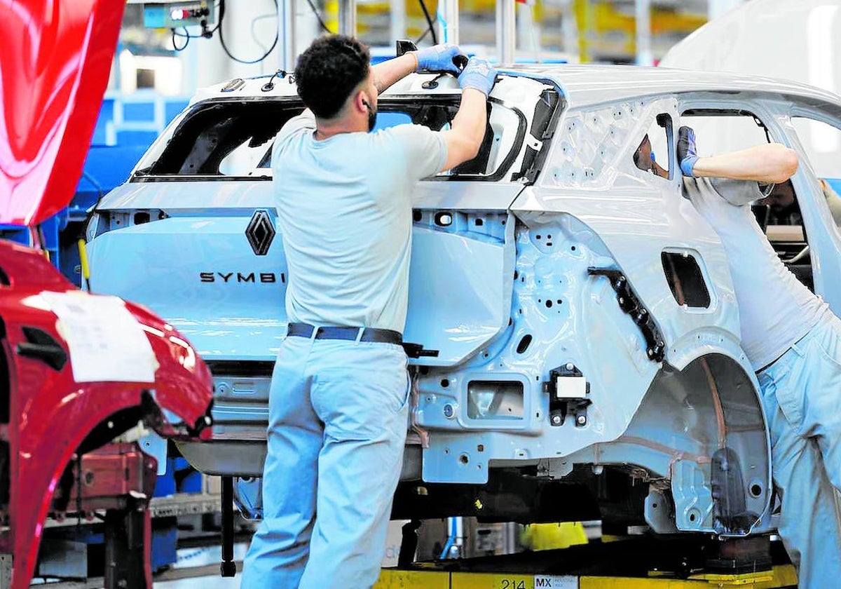 Operarios ensamblan un vehículo en la fábrica de Renault en Valladolid.