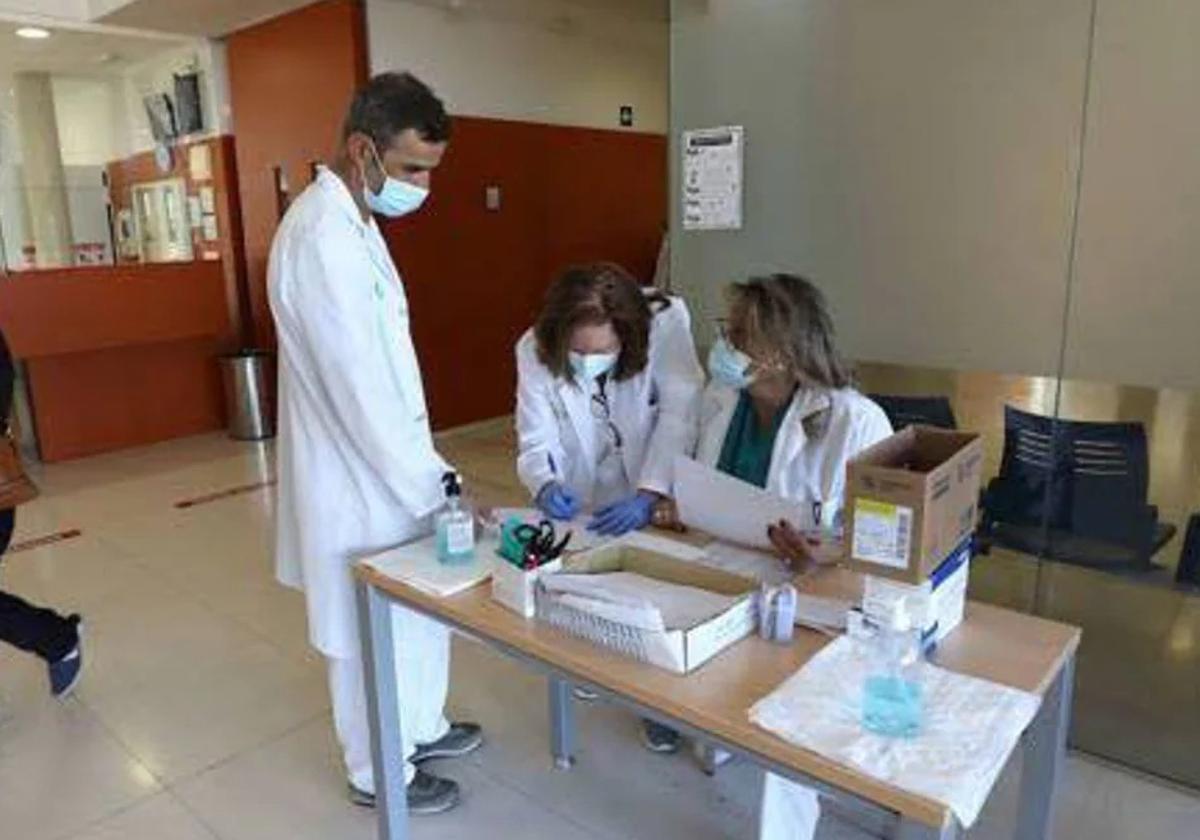 Sanitarios con mascarillas en un centro extremeño.