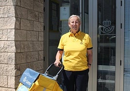 Virtudes Cubero con su inseparable carrito con el que cada día recorre las calles de Monesterio.