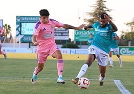Benji trata de llevarse el balón en el choque ante el Recre.