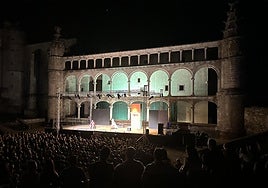 Público durante la representación de Verbo Producciones en el Conventual de San Benito.
