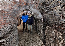 Paz Dorado (a la derecha), dentro de la mina, en una visita guiada.