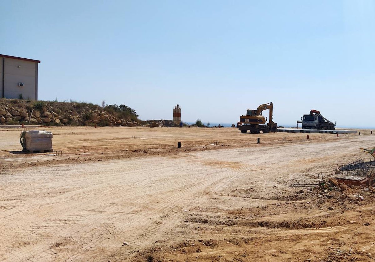 Las máquinas trabajando en la ampliación de las instalaciones de La Casa de las Carcasas en el polígono El Pocito de Jaraíz de la Vera.