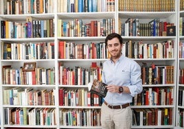 El profesor de la UEx, Gabriel Moreno, delante de una de las librerías de su domicilio, en Cáceres.