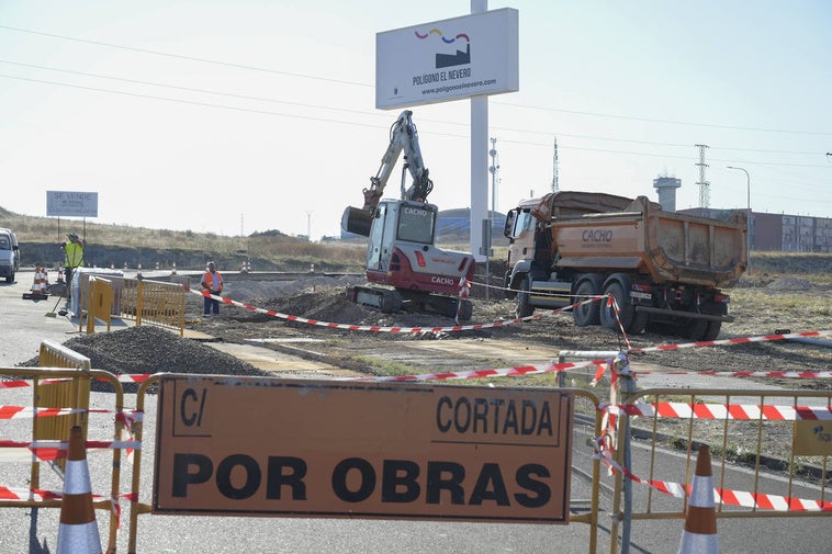 Las máquinas trabajan en la construcción de la nueva rotonda que da acceso al nevero desde la carretera de Campomayor.