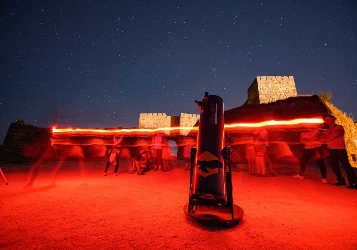 Observación de las estrellas en el castillo.