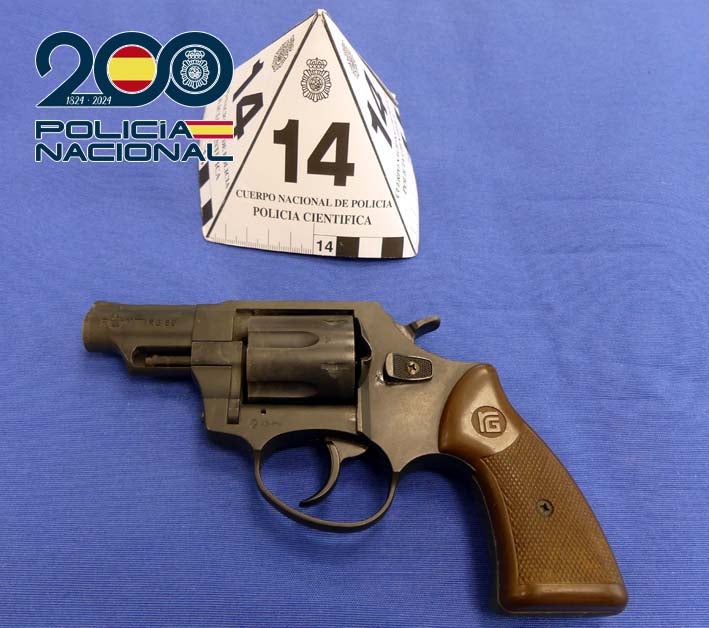 Arma que portaba uno de los detenidos.