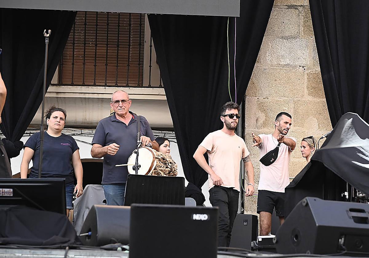 Sergio Gato, a la derecha, apuntaba la falta de espacio en el escenario durante la prueba de sonido.