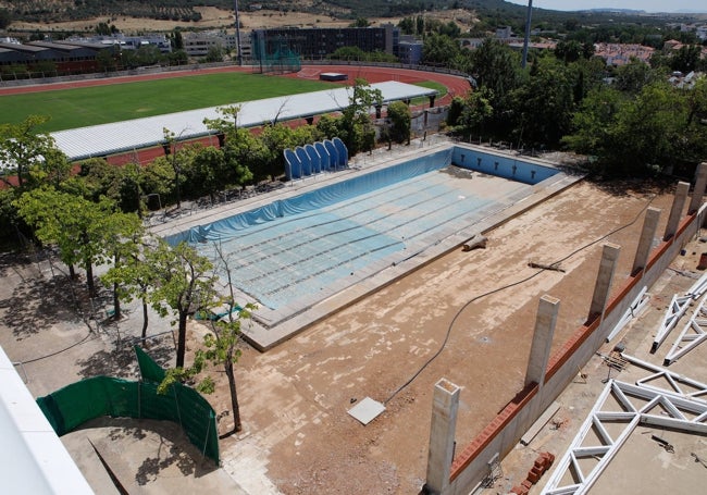 Imagen actual de la conocida como 'piscina de las mujeres', cerrada desde hace años. No se contempla su reparación.