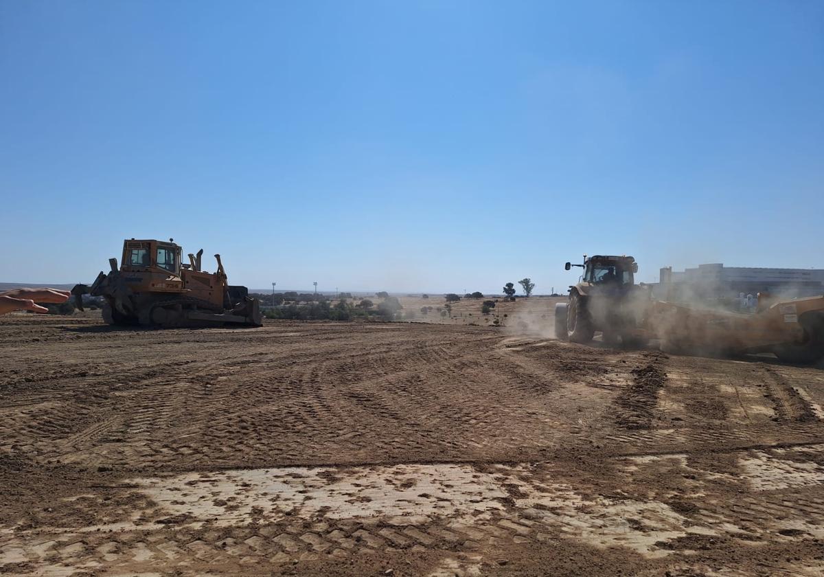 Máquinas trabajando en la urbanización de los terrenos en los que se levantará el CIIAE.