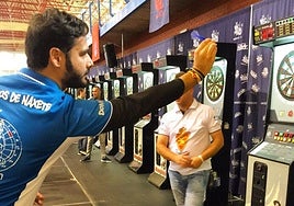 David Dóniga, en plena competición de dardos en una imagen cedida.