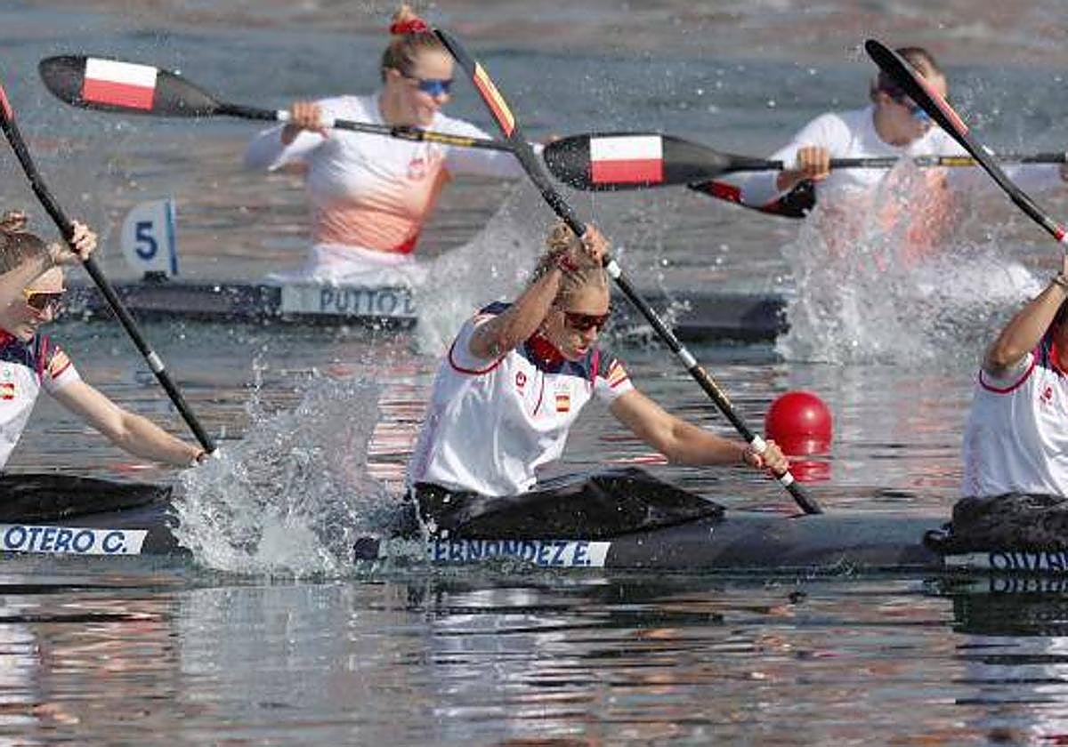 Imagen de la palista Estefanía Fernández con el equipo de piragüismo.