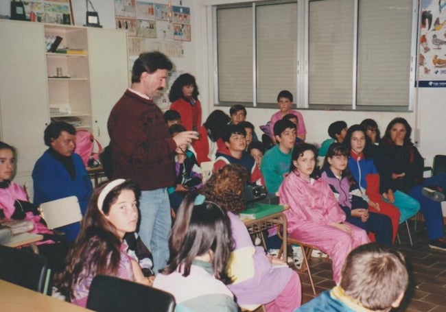 Iglesias, que fue profesor de EGB, dando una charla sobre medioambiente a escolares.