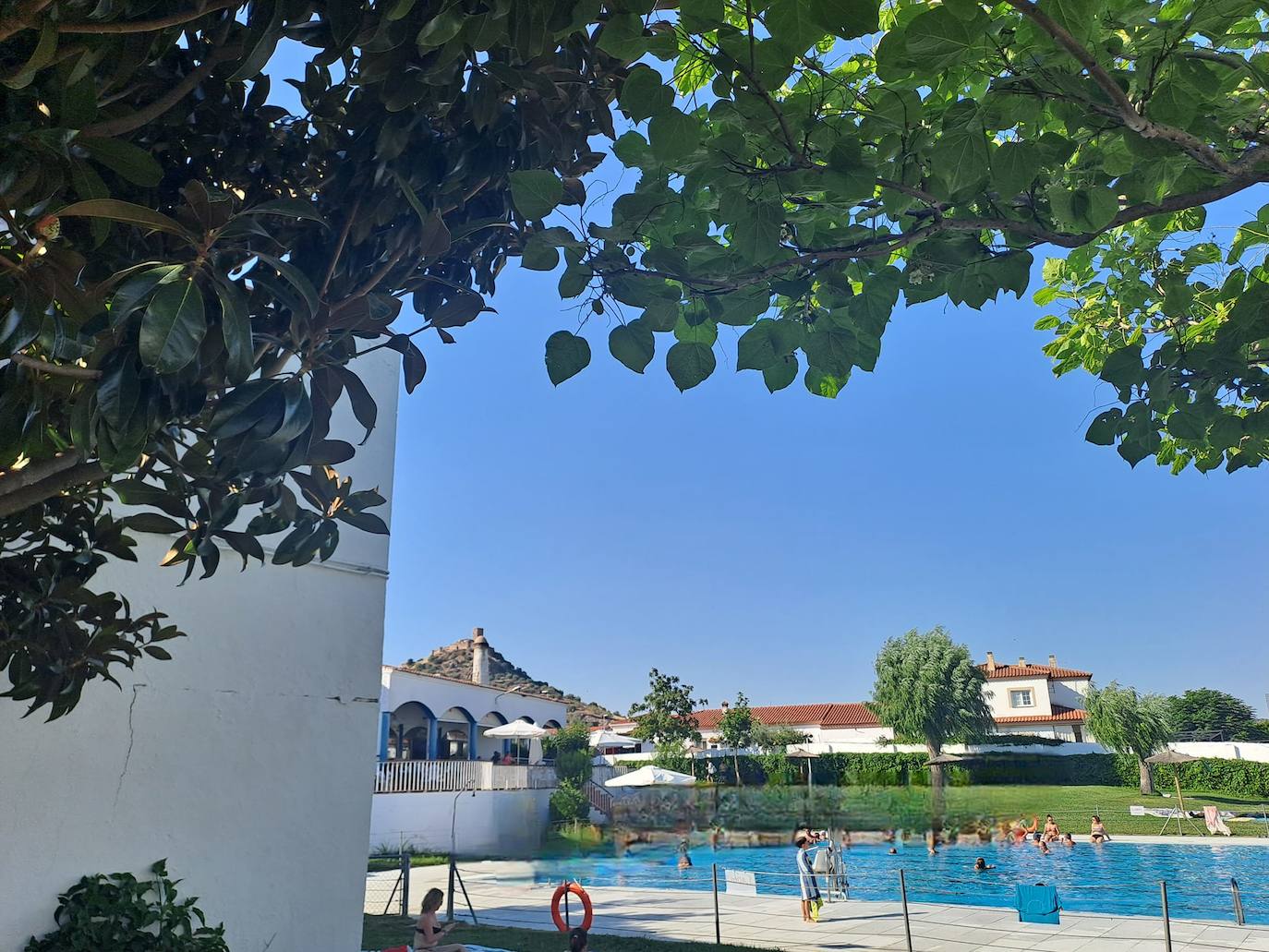 Panorámica de la piscina municipal de Alconchel este verano.