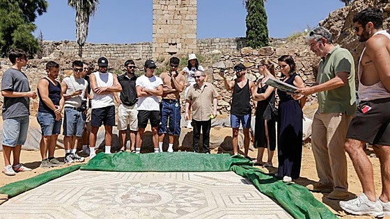 Medusa frente a Medusa: el elenco de la obra de teatro visita el mosaico de Huerta de Otero