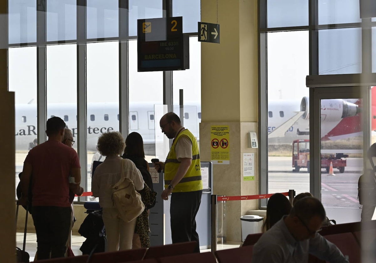 Unos pasajeros en el aeropuerto de Badajoz a punto de embarcar en un vuelo a Barcelona.