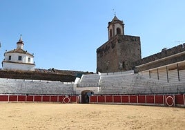 Un coso taurino rodeado de torres y almenas