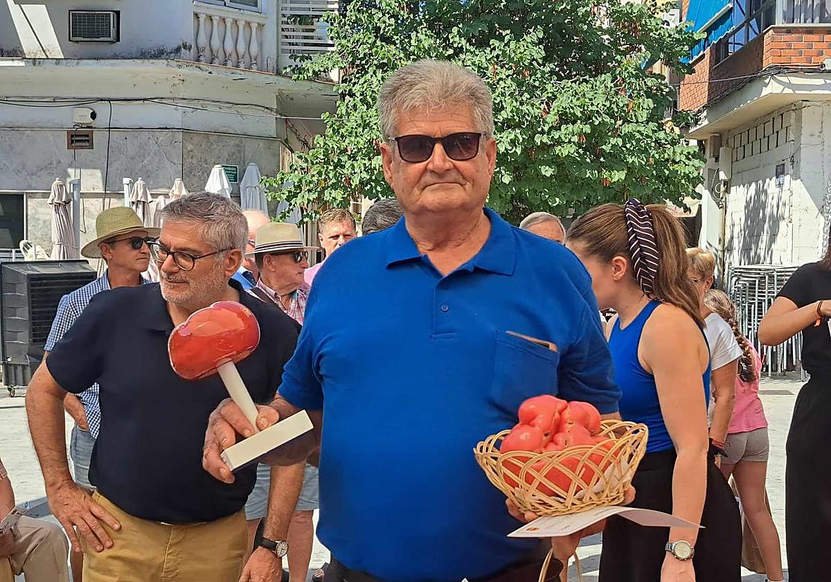 Julián Sánchez posa con el trofeo ganador al tomate de mayor peso, con un ejemplar de 1,558 kilos. /