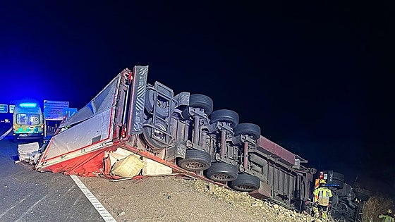Aparatoso accidente con un herido grave tras la salida y vuelco de un camión en la A-5