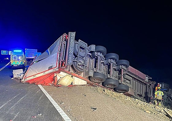 Así ha quedado el camión tras salirse del aAutovía A-5.