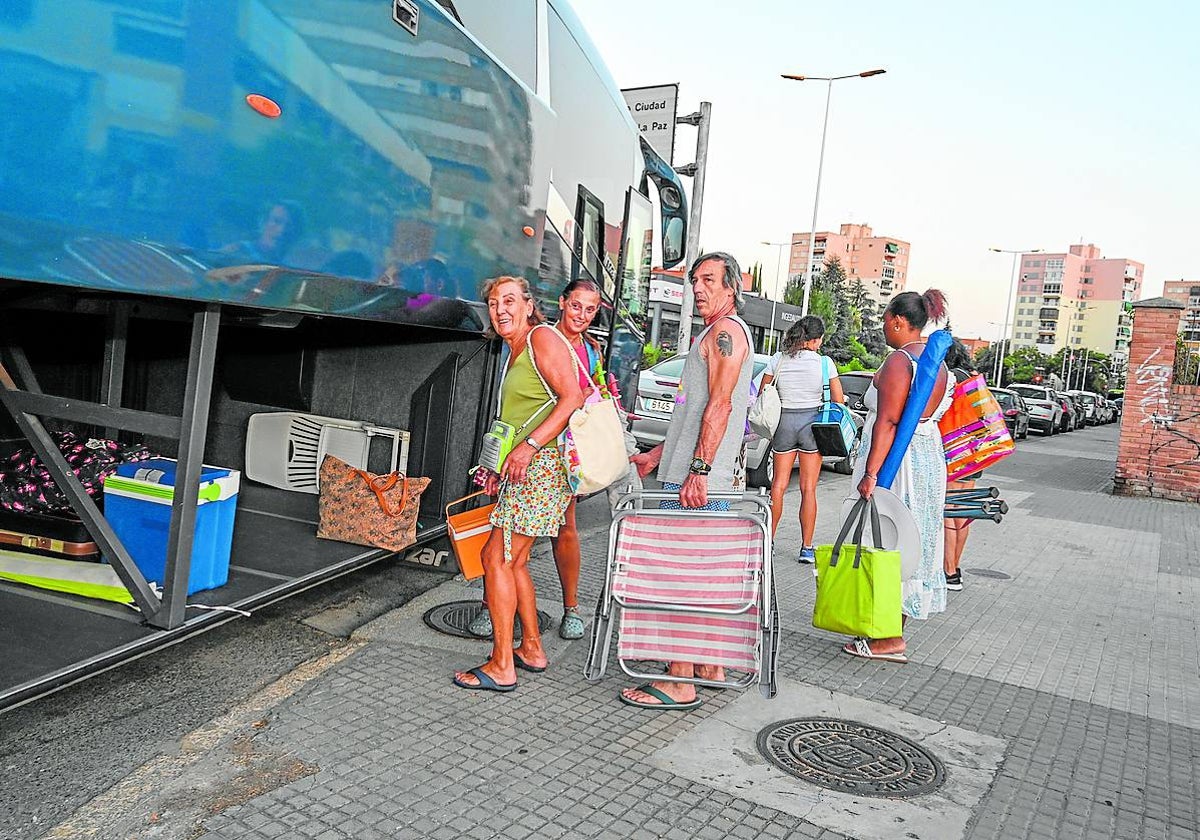 Mabel Borrallo y su familia subiendo las tumbonas al autobús a Estoril.