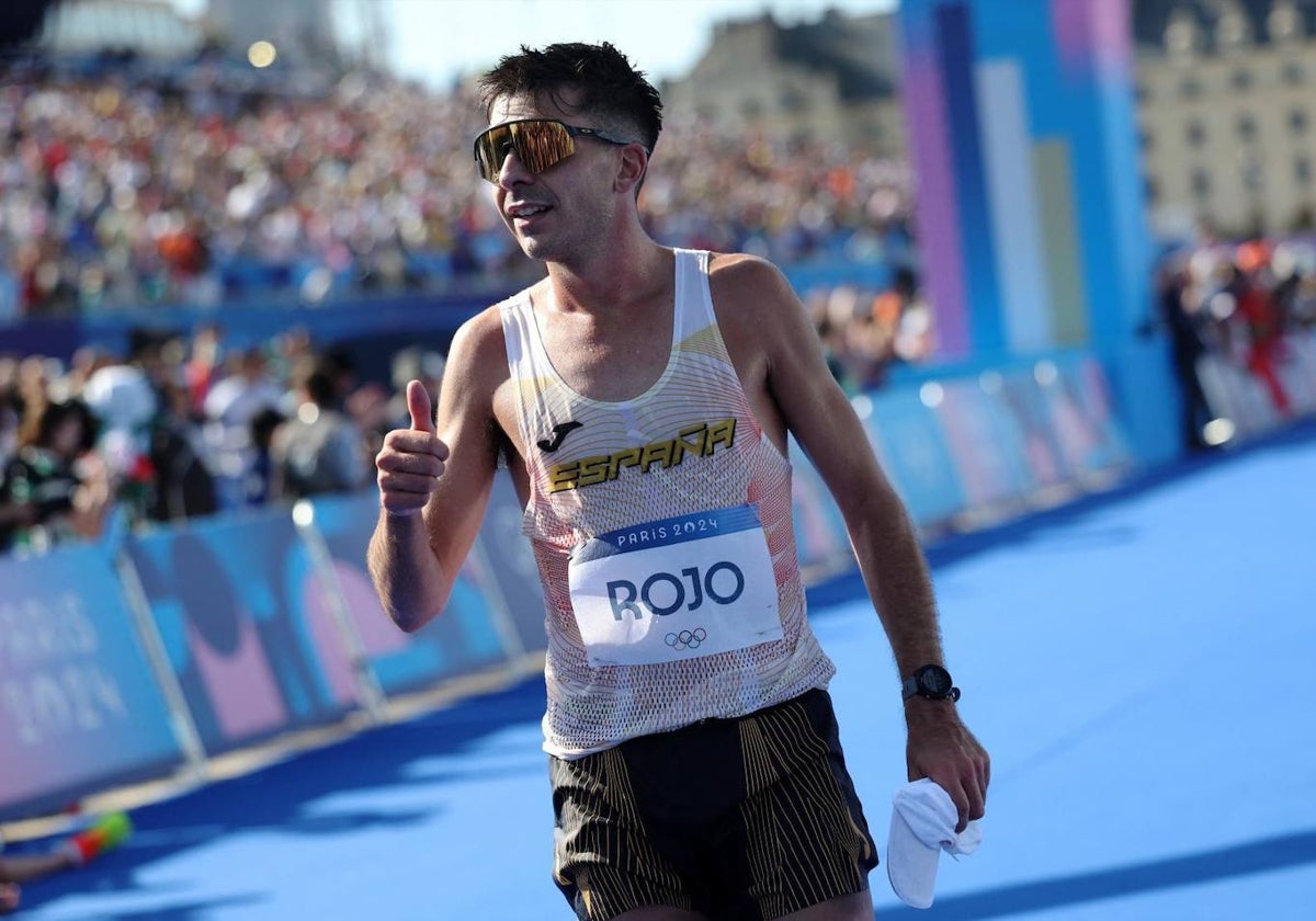 Yago Rojo entrando en la meta de maratón parisino.