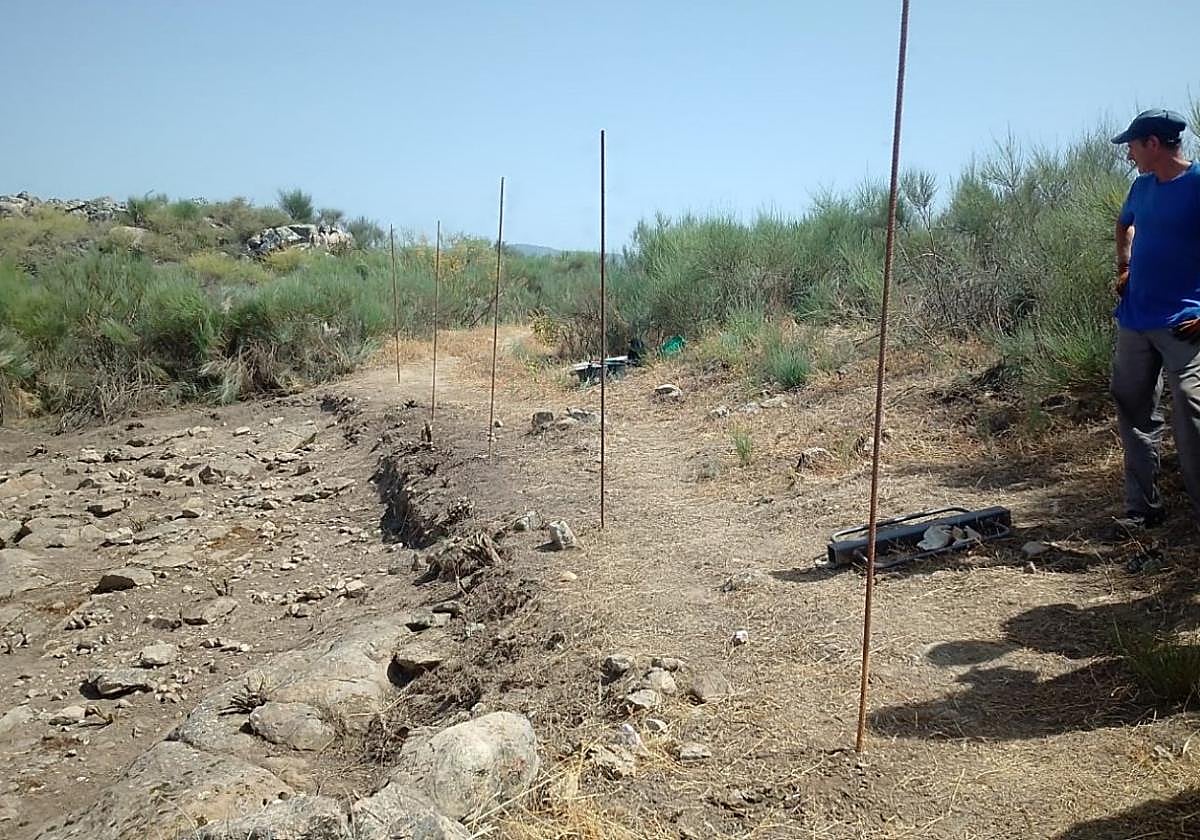 Un operario realiza trabajos de vallado en el cerro de San Cristóbal.