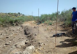 Un operario realiza trabajos de vallado en el cerro de San Cristóbal.