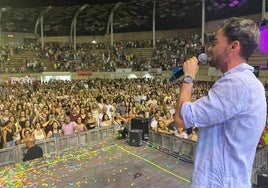 Álvaro Martín se subió al escenario durante el concierto de Andy y Lucas en Llerena.