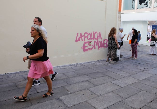 La pintada está en la parte de la fachada que da a la calle Pintores.