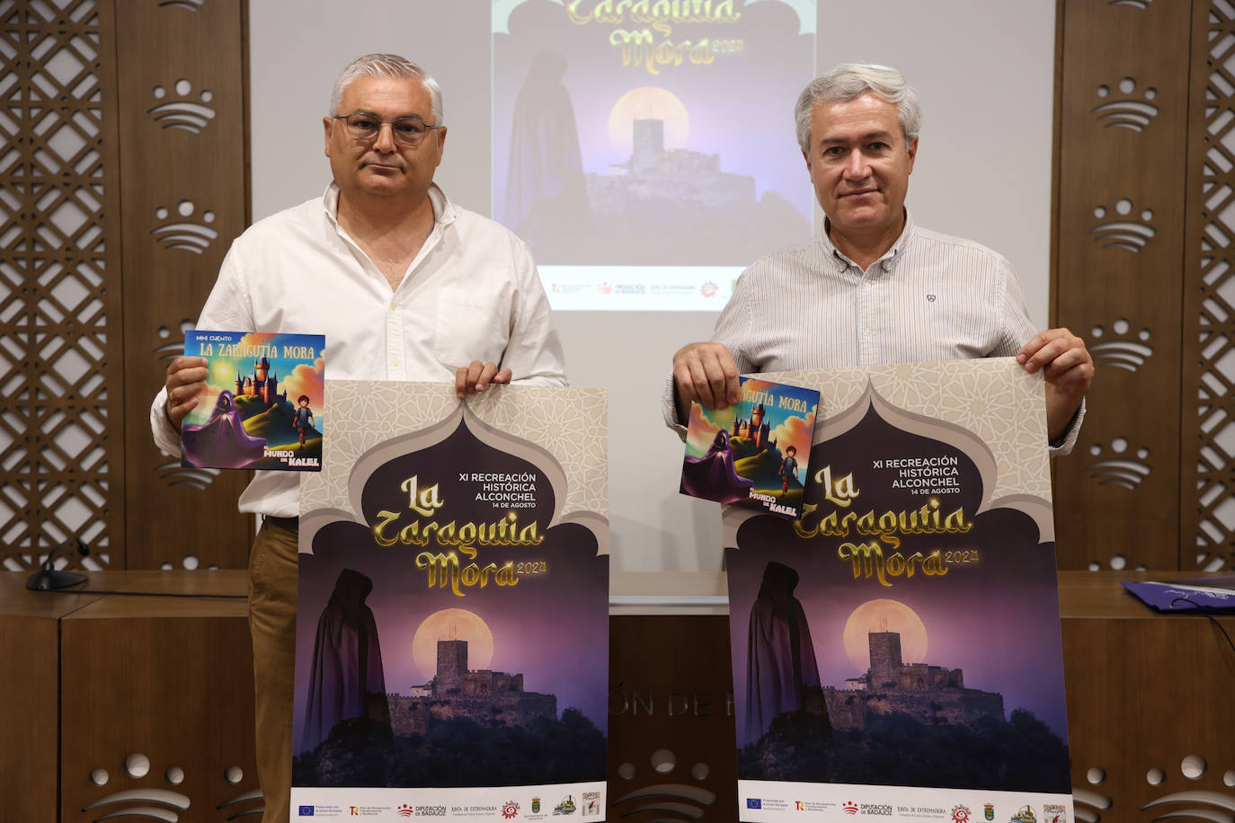 Óscar Díaz, alcalde de Alconchel, y Manuel Gómez, diputado provincial, tras la presentación esta mañana de la XI Recreación de la Zaragutía Mora 2024.