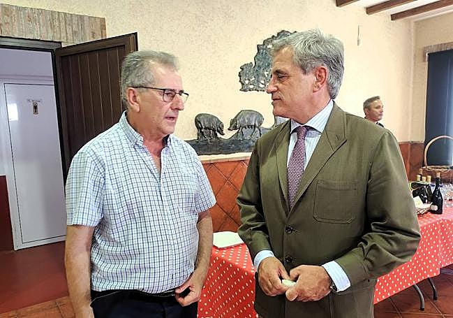 El alcalde y el consejero conversan durante la visita