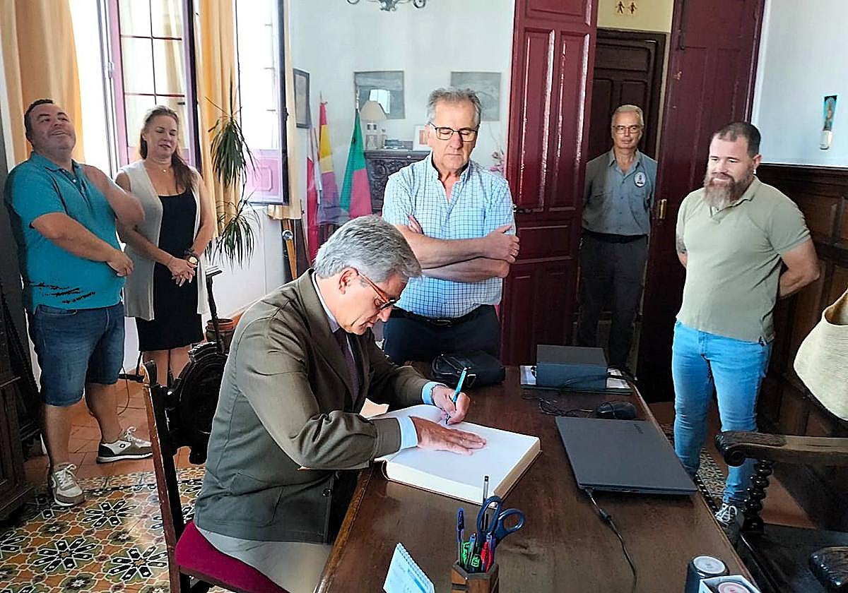 El consejero Higuero es recibido en el Ayuntamiento