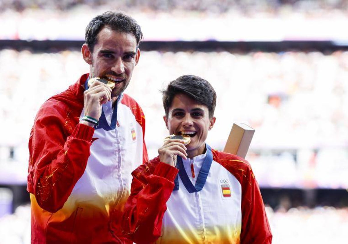 Álvaro Martín y su inseparable compañera María Pérez, en el podio de París tras el relevo mixto.