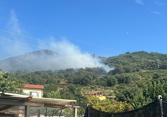 Fuego en la ladera de Casas del Monte.