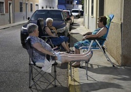 Mujeres tomando el fresco en una noche calurosa.