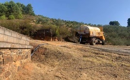 Imagen de archivo del camino juntos al depósito de agua de Caminomorisco.