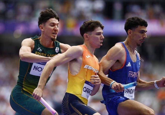 David García Zurita, en el centro, con el 4x100 español.