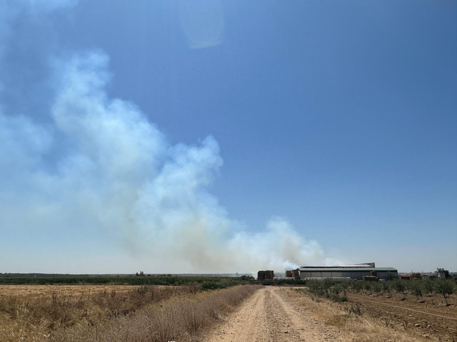 El humo se puede ver desde lejos. HOY.