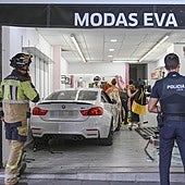 Herida grave una mujer arrollada por un coche empotrado contra una tienda de Badajoz