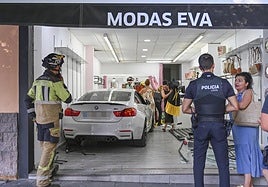 El coche quedó completamente dentro de la tienda de moda.