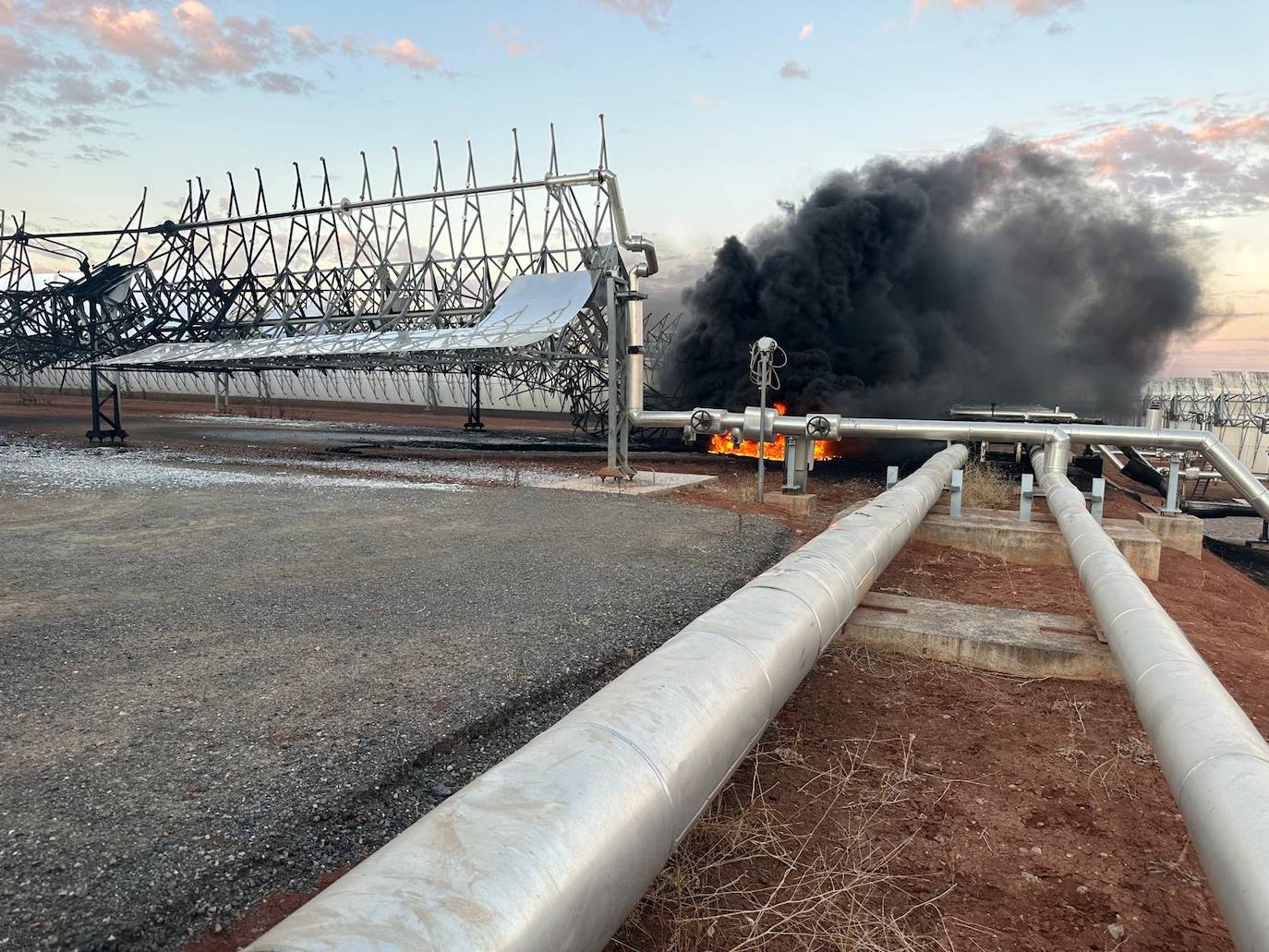 Imágenes del incendio que se ha originado en la planta termosolar de La Garrovilla