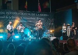 Una de las actuaciones de los días anteriores con el grupo folclórico Ekyrian.