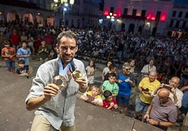 Álvaro Martín, junto a sus paisanos en Llerena el pasado domingo.