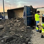 Así ha quedado el camión tras volcar en Navalmoral