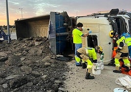 El camión volcado en la rotonda del polígono Expacionavalmoral