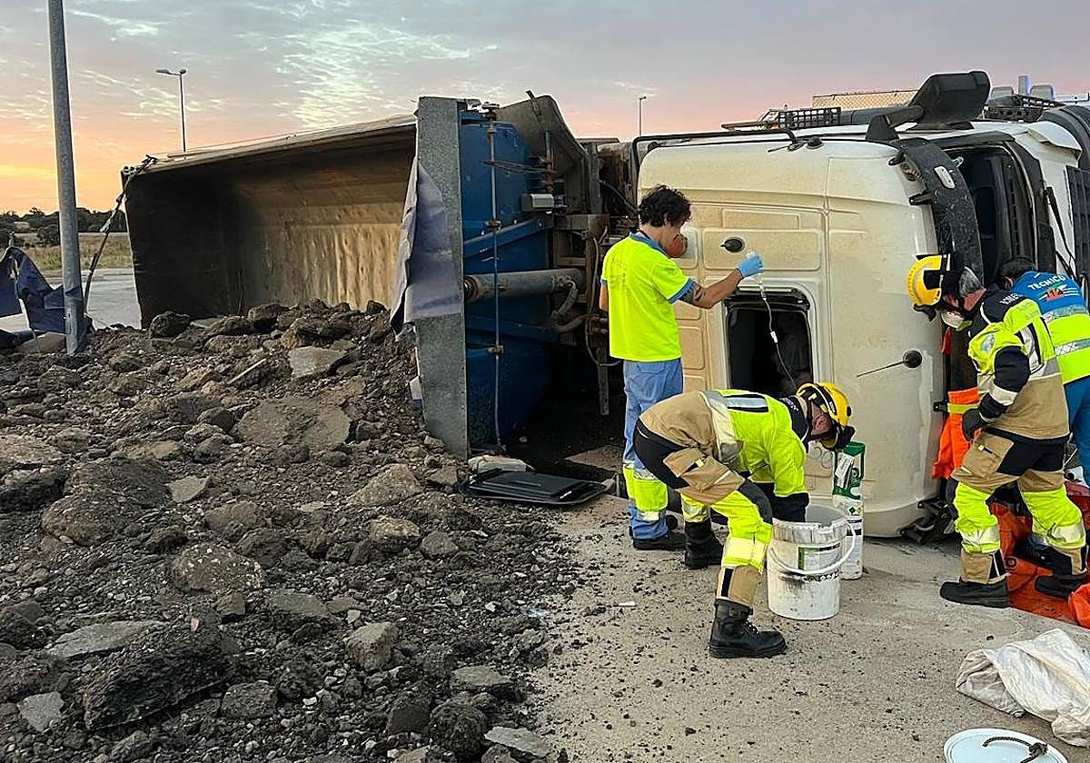 El camión volcado en la rotonda del polígono Expacionavalmoral.